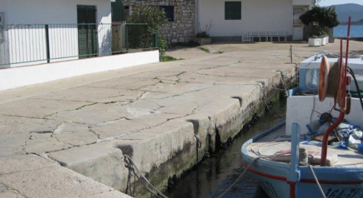 Počeli radovi na sanaciji rive u Pirovcu