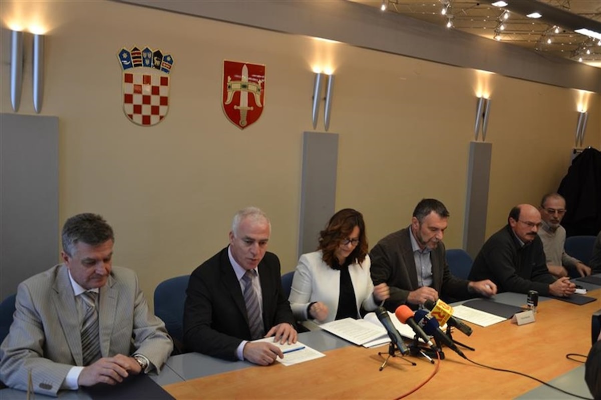 Župan potpisao sporazume o sanaciji pomorskog dobra u vanlučkom području