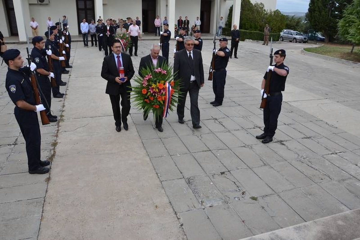 U spomen na branitelje položeni vijenci